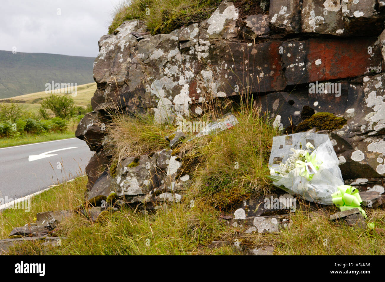 Am Straßenrand Denkmal am Tatort eines tödlichen Unfalls auf die A470 zwischen Merthyr Tydfil und Brecon bei Storey Arme South Wales UK Stockfoto