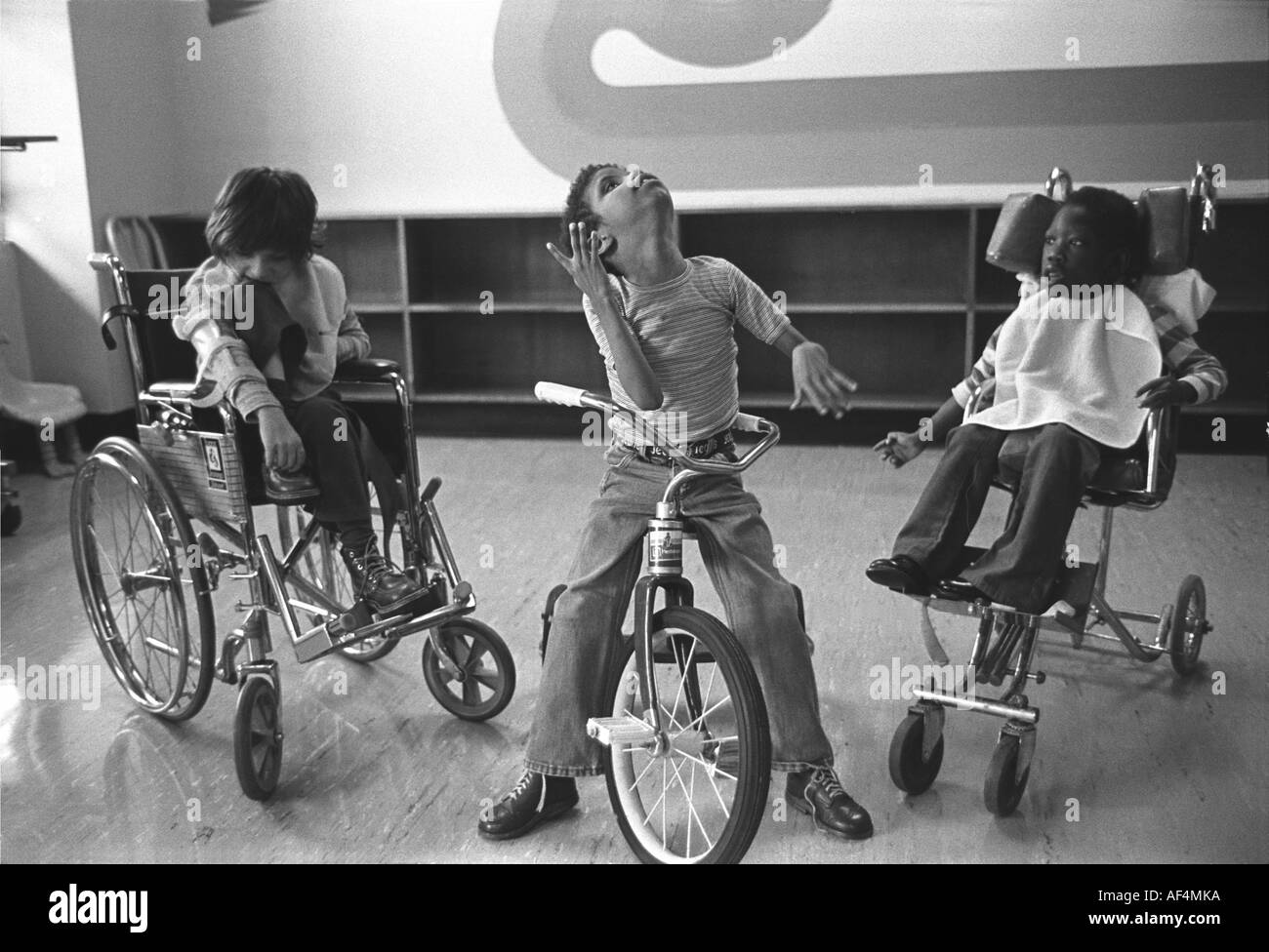 Schwerbehinderte Kinder in einem Spezialkrankenhaus für Kinder mit zerebraler Lähmung, drogenabhängigen Babys, Hirnschäden und anderen Krankheiten. Stockfoto