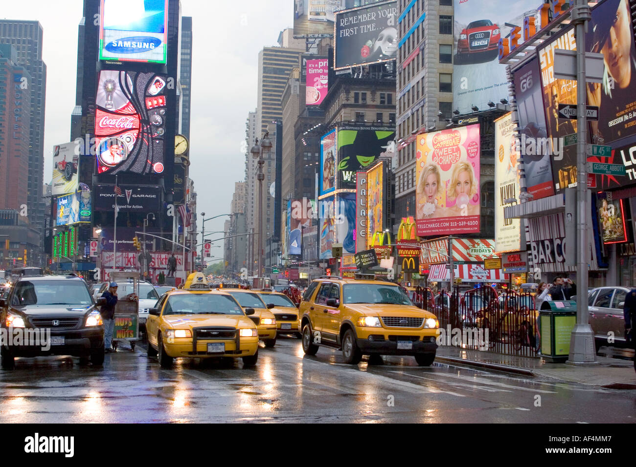 Ein Regentag in der Times Square Gegend von Manhattan um 42nd Street und Seventh Avenue Stockfoto