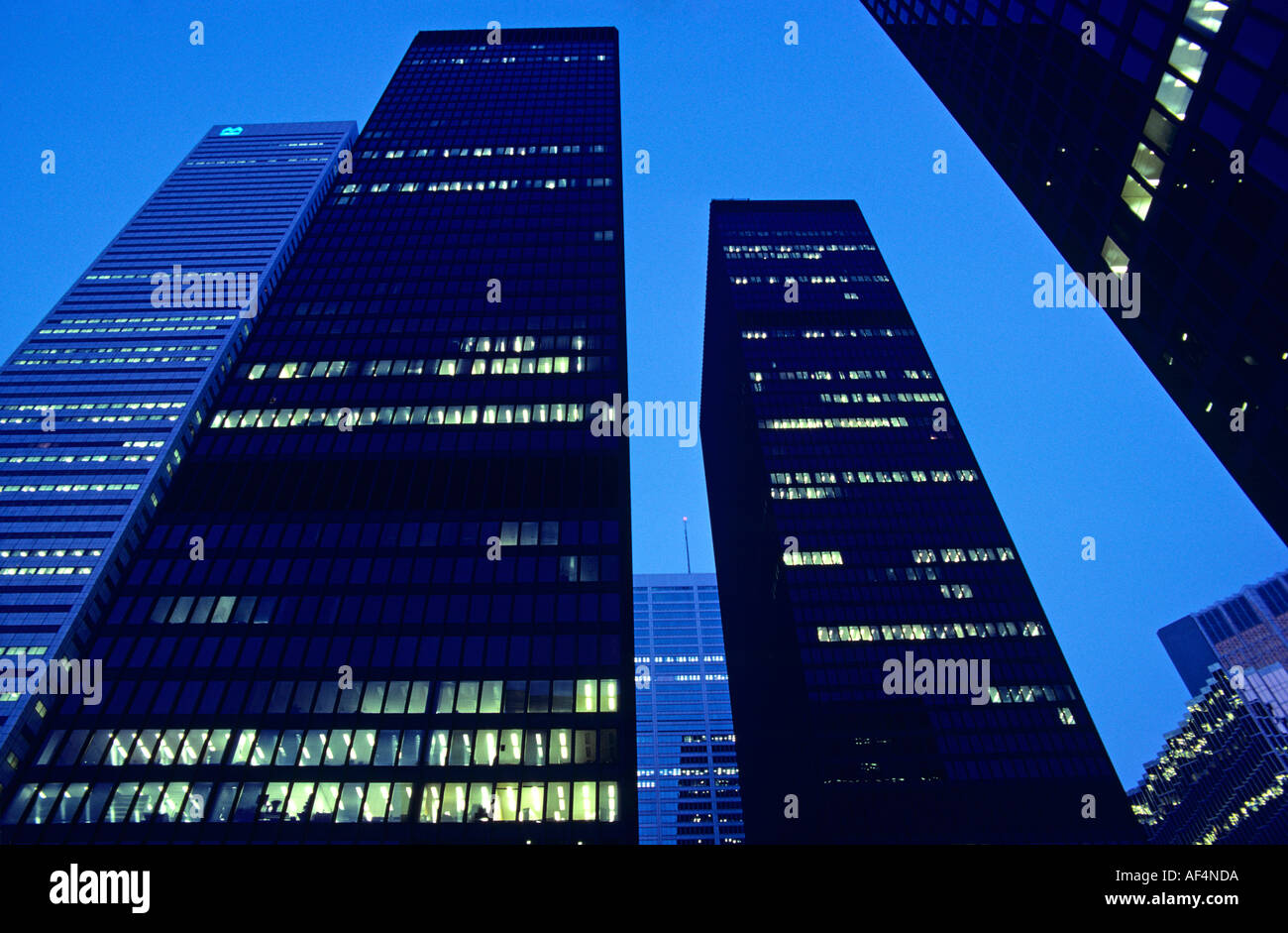 Breiten flachen Winkel Sicht nach oben drastisch auf high-Rise Büro Bocks beleuchtet in der Abenddämmerung Toronto Kanada Stockfoto