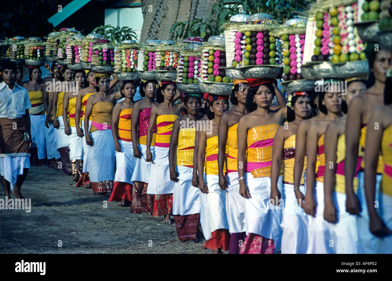 Straßenprozession von Frauen, die Angebote von Lebensmitteln auf dem Kopf für die Götter in Sanur Festival Insel Bali Indonesien Stockfoto
