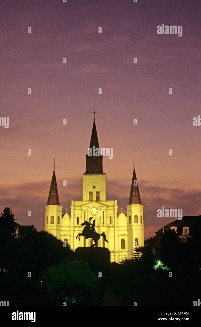 Statue von General Jackson Silhouette gegen St. Louis Kathedrale, die bei Sonnenuntergang in New Orleans Louisiana USA beleuchtet Stockfoto