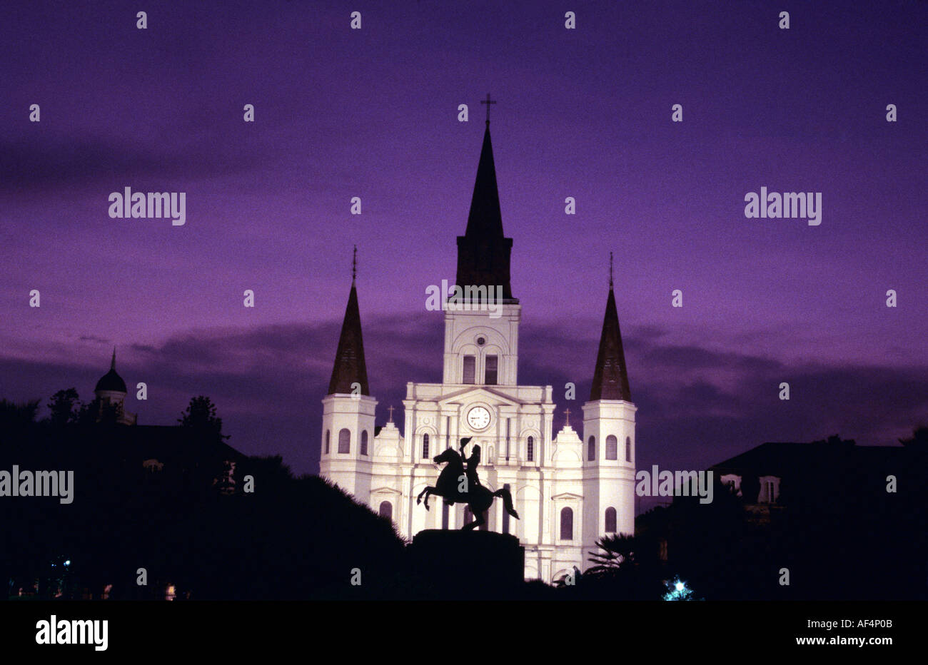 Statue von General Jackson Silhouette gegen St. Louis Kathedrale, die bei Sonnenuntergang in New Orleans Louisiana USA beleuchtet Stockfoto