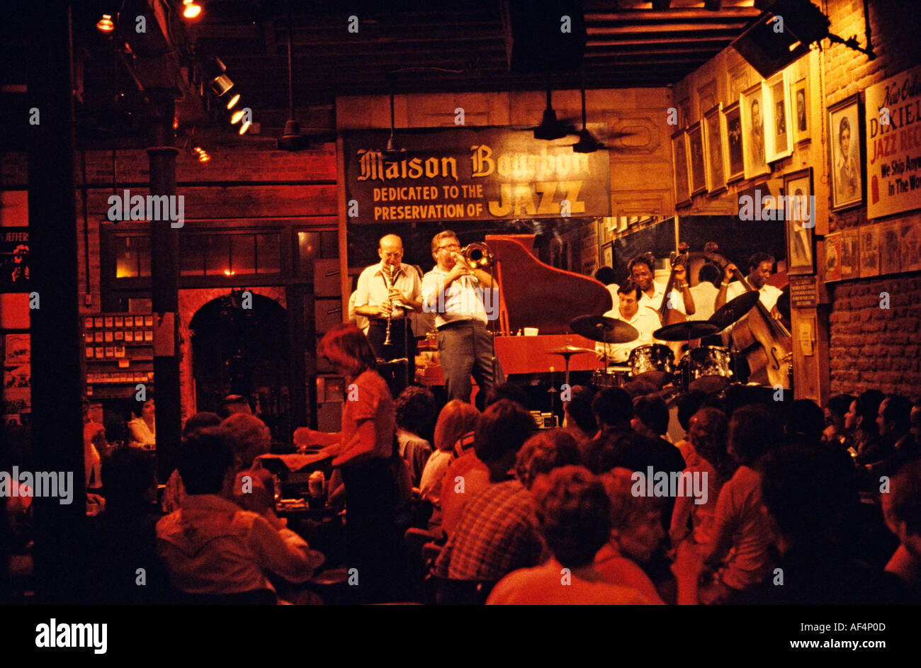Bourbon Street jazz Band spielt auf der Bühne unter Scheinwerfern in der Nacht im French Quarter New Orleans Louisiana USA Stockfoto