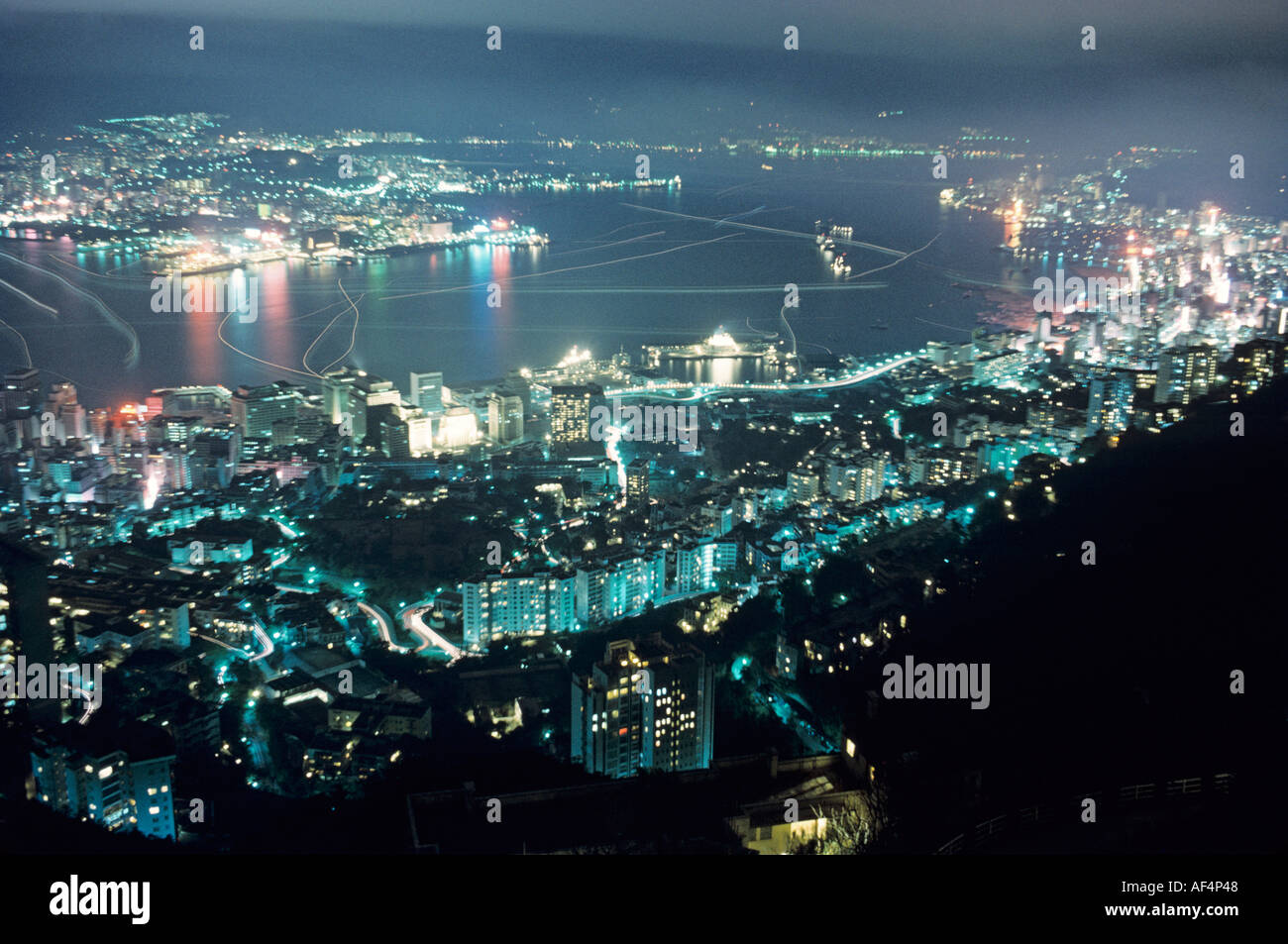 Blick vom Victoria Peak in der Nacht im Jahre 1967 mit wenigen großen Hochhäuser über Victoria Harbour Kowloon und Hong Kong Stockfoto
