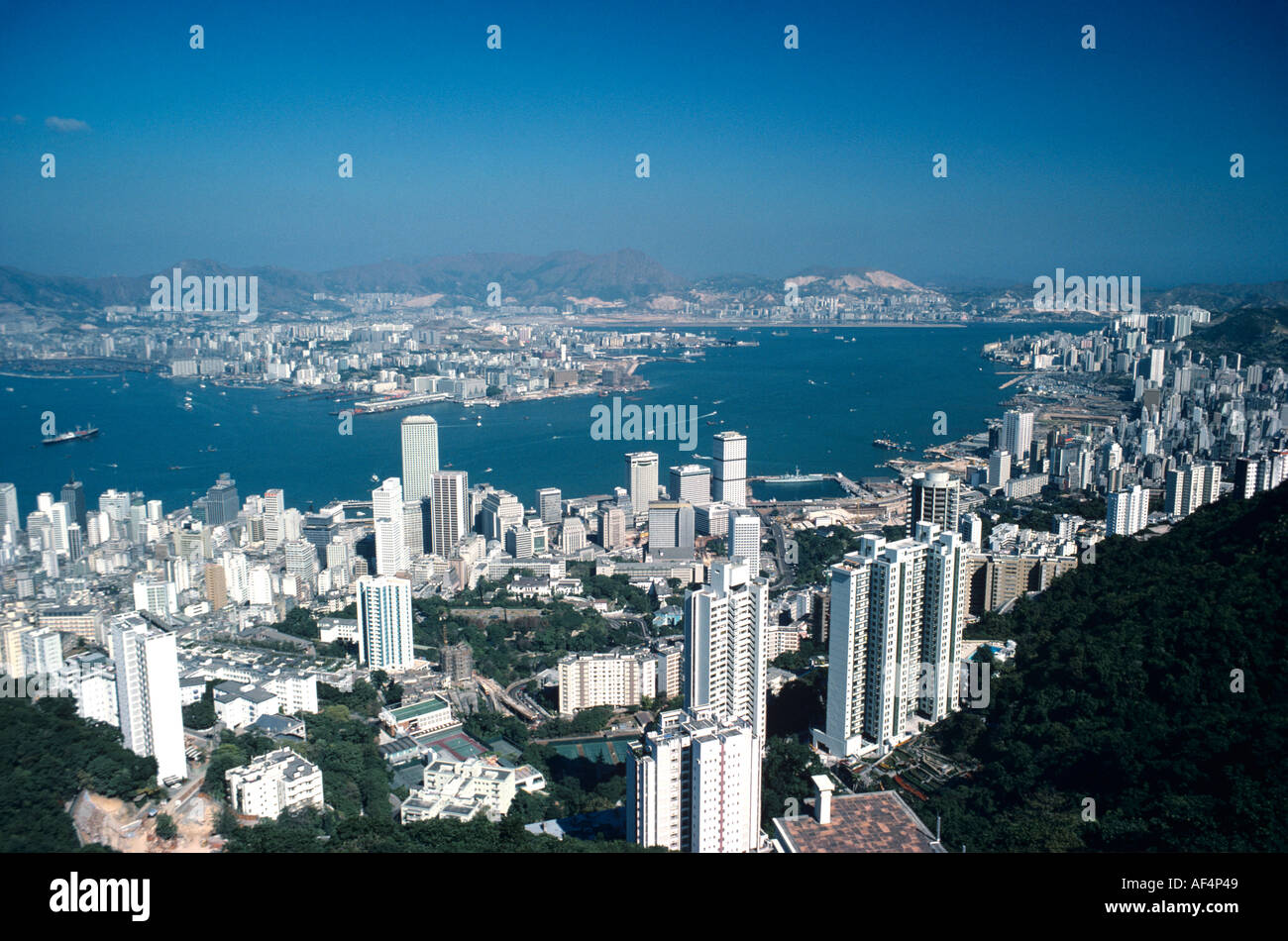 Blick vom Victoria Peak tagsüber in den späten 1970er Jahren mit weniger großen Hochhäuser in Kowloon Hafen und Hong Kong Stockfoto