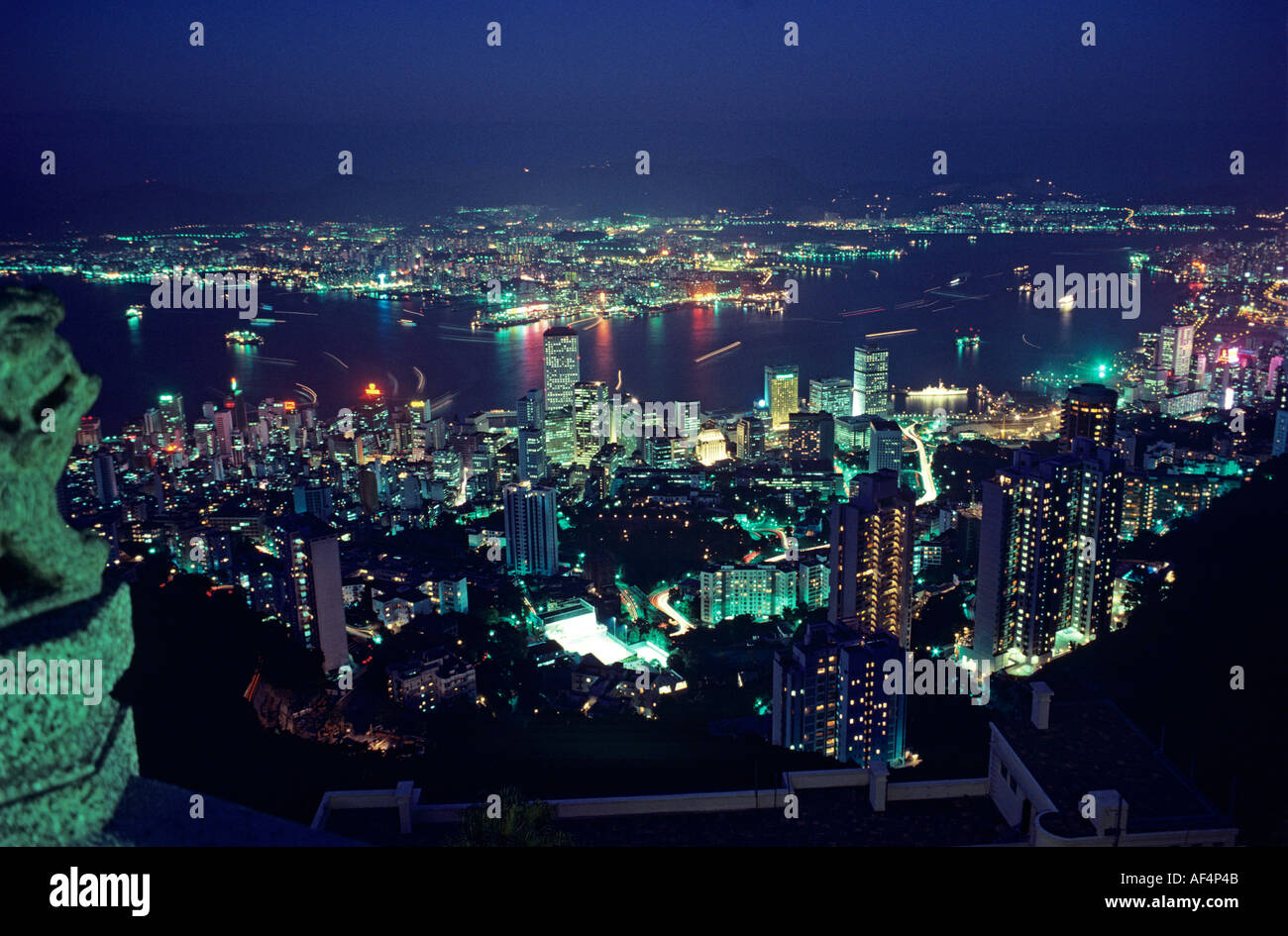 Blick vom Victoria Peak in der Nacht in den späten 1970er Jahren mit weniger Hochhäuser in Kowloon Hafen und Hong Kong Stockfoto