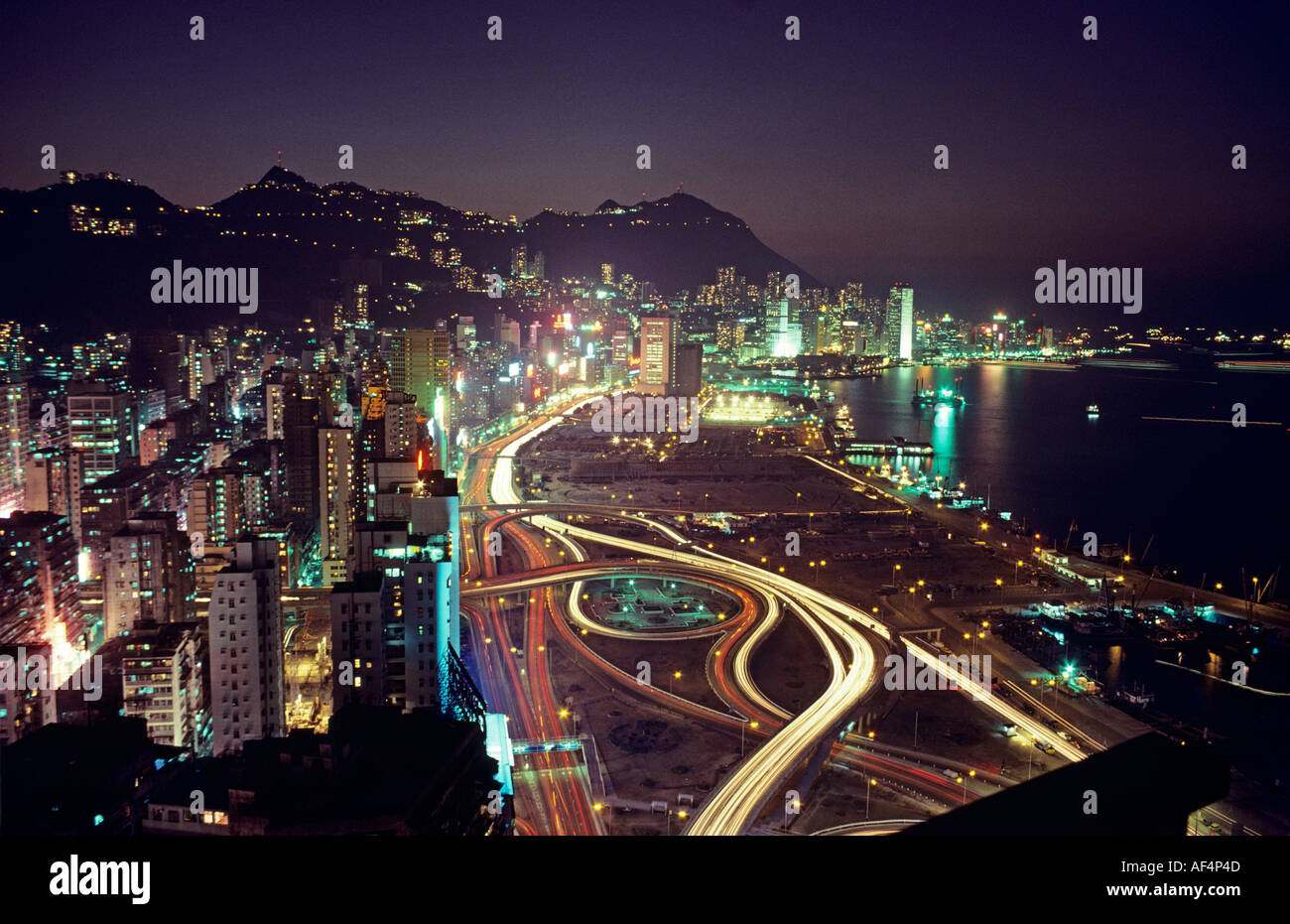 In der Nacht in den späten 1970er Jahren mit weniger Hochhäuser über Central District und Victoria Peak in Hongkong anzeigen Stockfoto