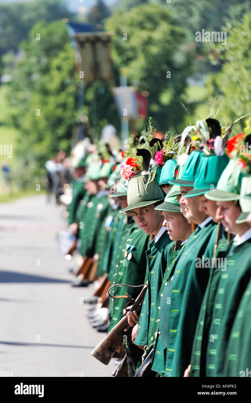 Fest der Fronleichnams-Prozession Gewehrschützen Wackersberg Upper Bavaria Germany Stockfoto