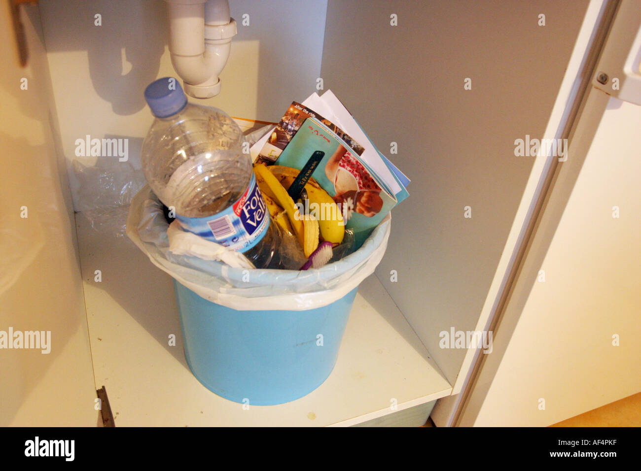 Eimer mit einer Plastiktüte als einen Papierkorb Stockfoto