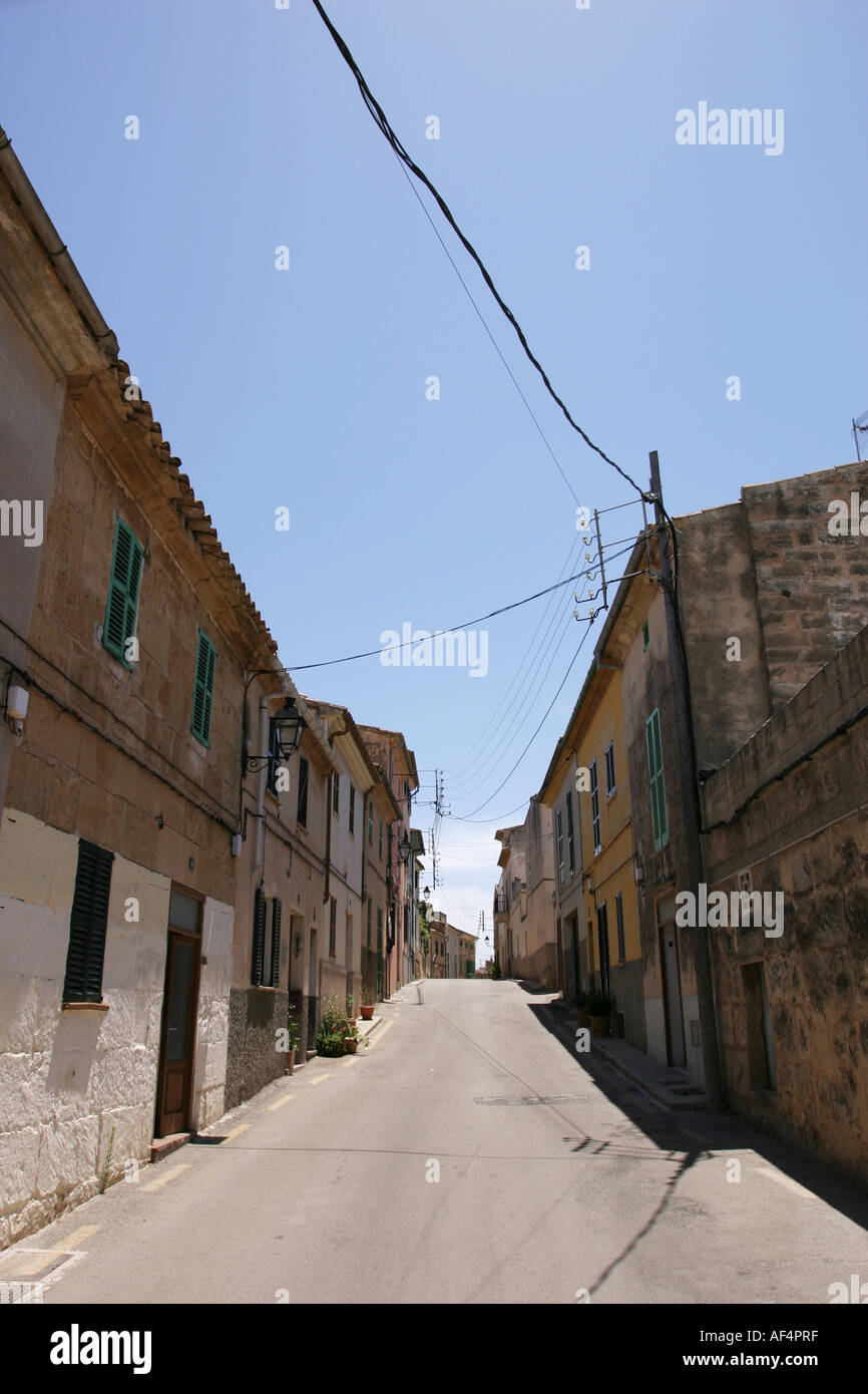 Strom- und Telefonleitungen Linien zwischen den Häusern in der Altstadt von Alcudia Mallorca Spanien Stockfoto