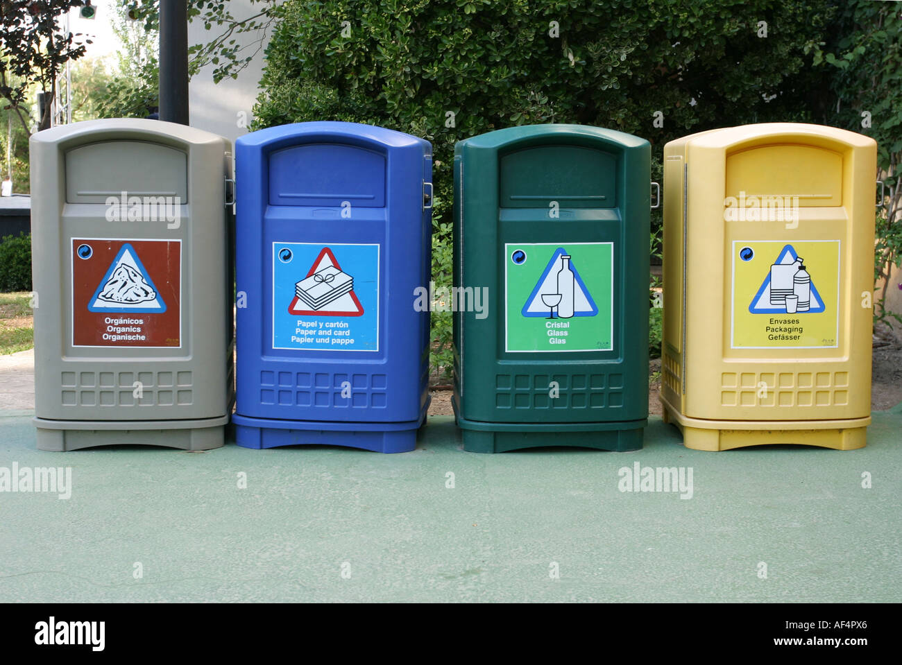 Recycling-Behälter für organische Papier, Glas und Verpackung. Die Zeichen sind in Spanisch, Englisch und Deutsch Stockfoto