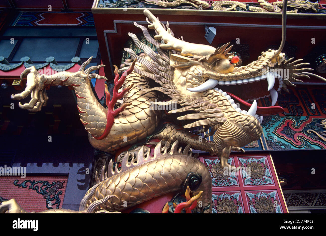 Traditionellen Gold gefärbt Chinesische Drachenstatue am Eingang zum schwimmenden Restaurant im Fischerdorf Aberdeen Hongkong China Stockfoto