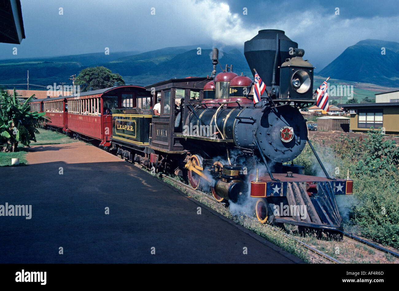 Der alte Lahaina, Kaanapali Dampf Zuckerrohr Zug ziehen roter Personenwagen auf eine Vergnügensfahrt auf der Insel Maui Hawaii Stockfoto