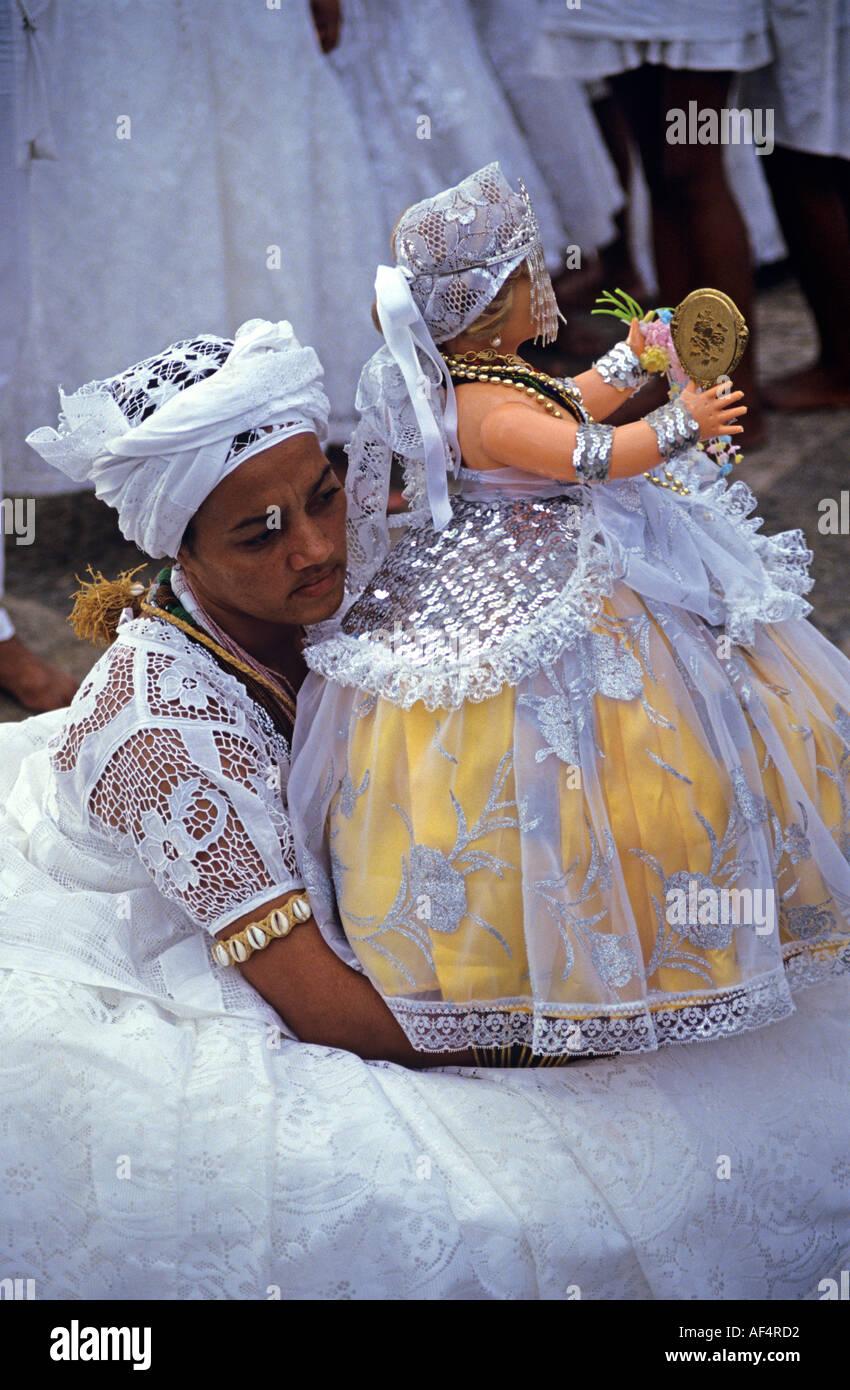 Typische Dame mit traditionellen hochdekorierten Puppe im weißen Kleid für die lokalen Yemanja Zeremonie in Salvador Bahia Brasilien Stockfoto