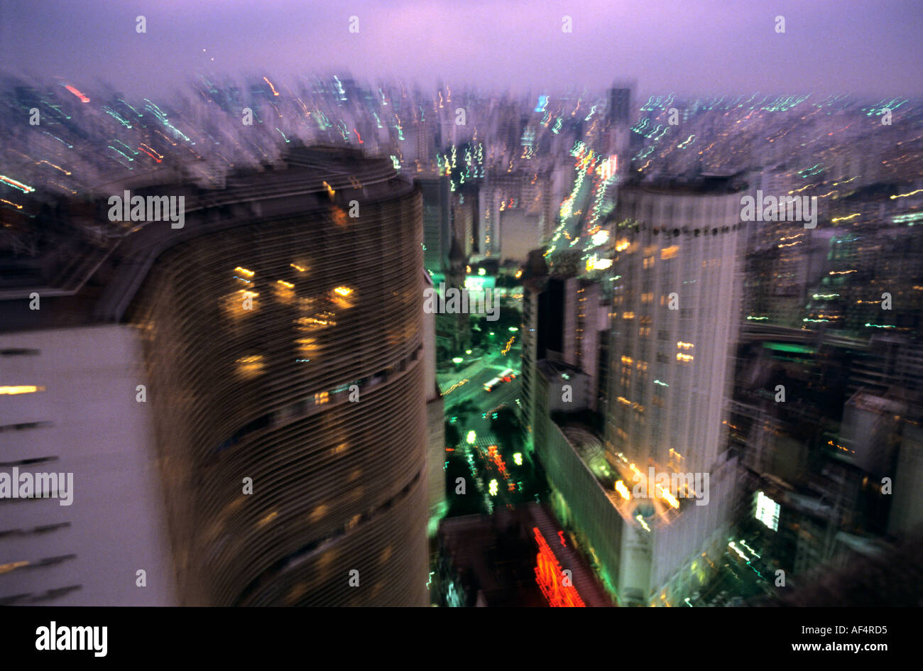 Bewegungsunschärfe Zoom Foto in der Dämmerung des kommerziellen Bereichs mit der City-Lights kommen in Sao Paulo Brasilien Stockfoto