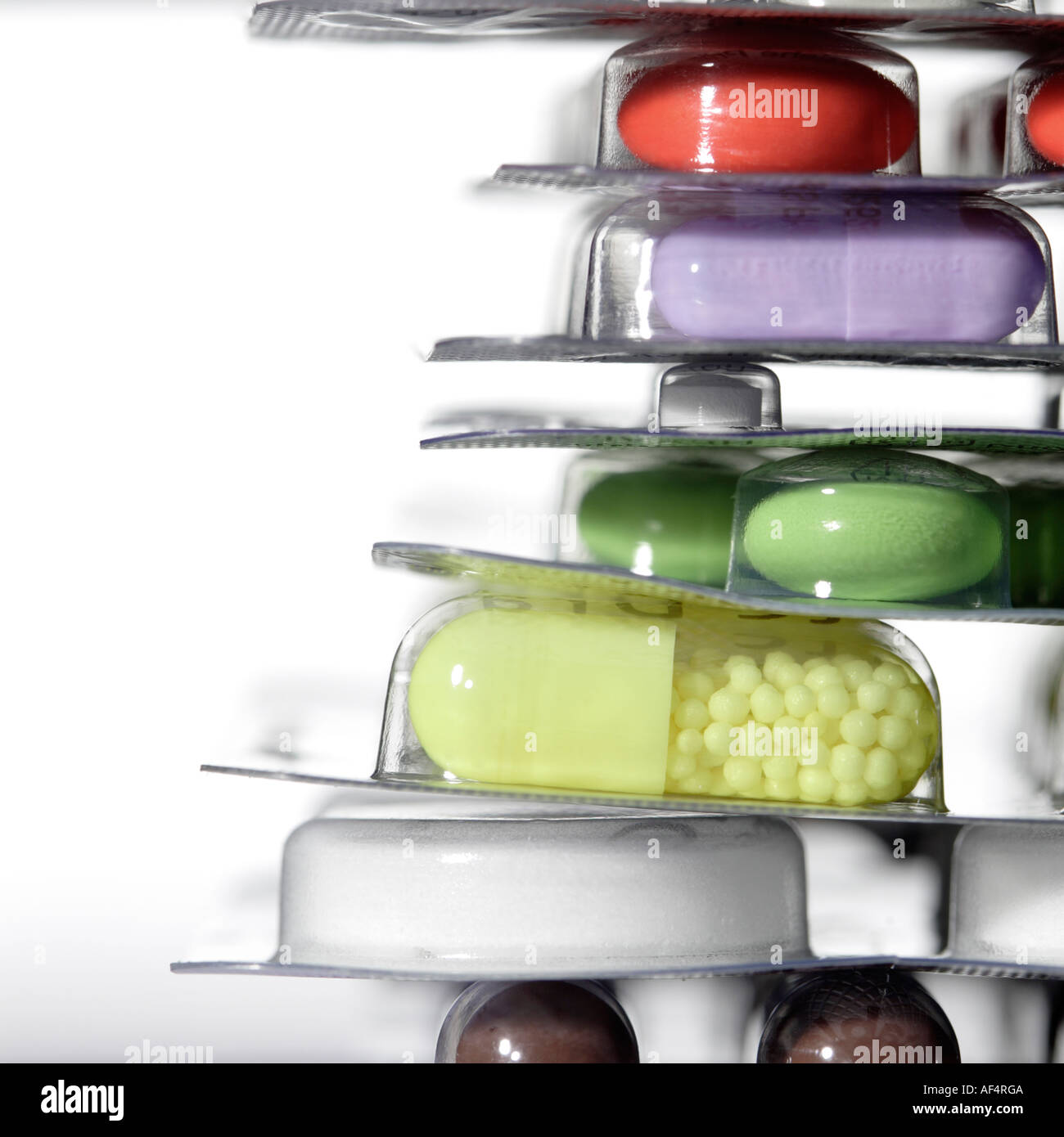 Stillleben mit Pillen, Tabletten und Kapseln auf weißem Hintergrund - Kopie Raum auf der linken Seite Stockfoto