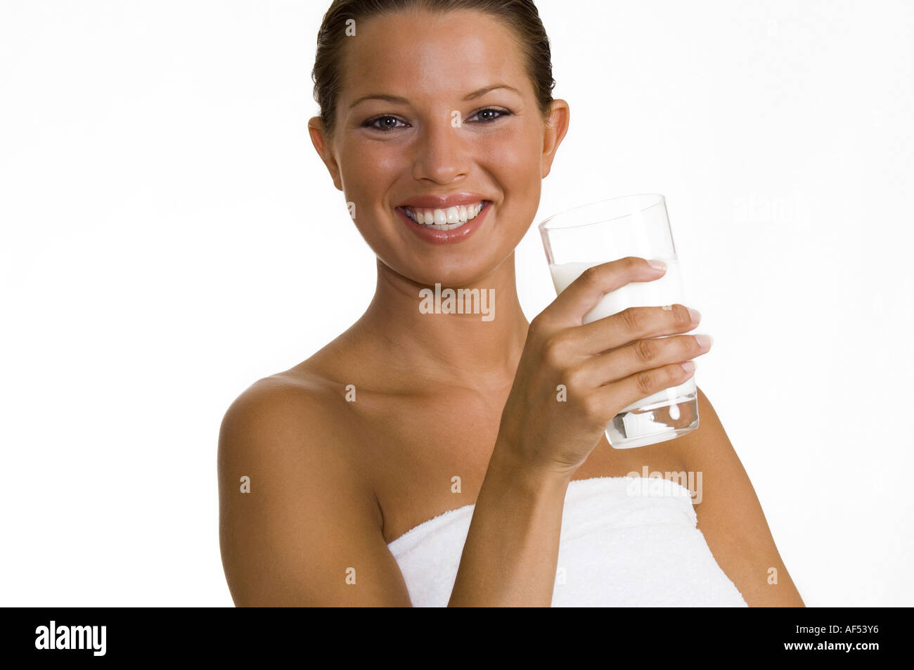 Porträt einer jungen Frau mit einem Glas Milch Stockfoto