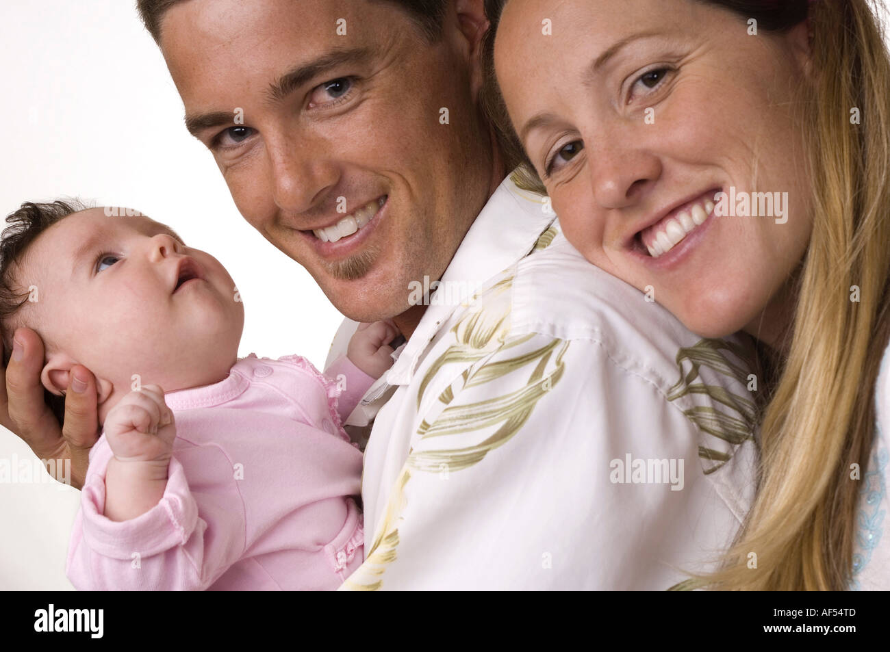 Porträt eines Vaters hält seinen Sohn und lächelnd mit seiner Frau Stockfoto