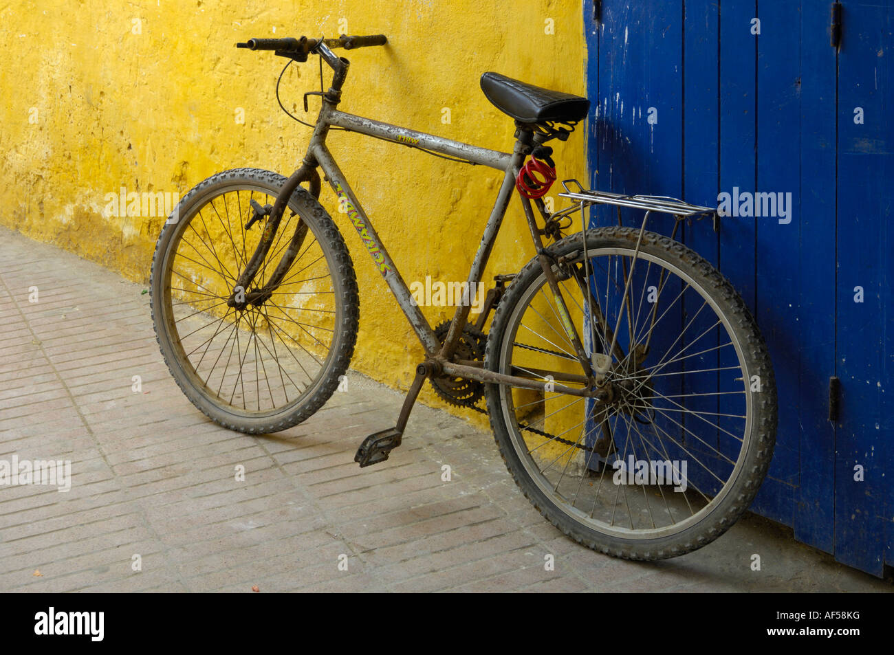 Altes Fahrrad Essaouira Straßenbild Marokko Nordafrika geparkt Stockfoto