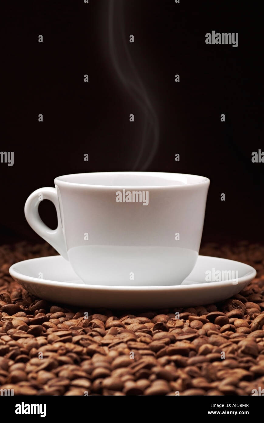 Tasse Kaffee auf Kaffeebohnen mit Rising Dampf Stockfoto