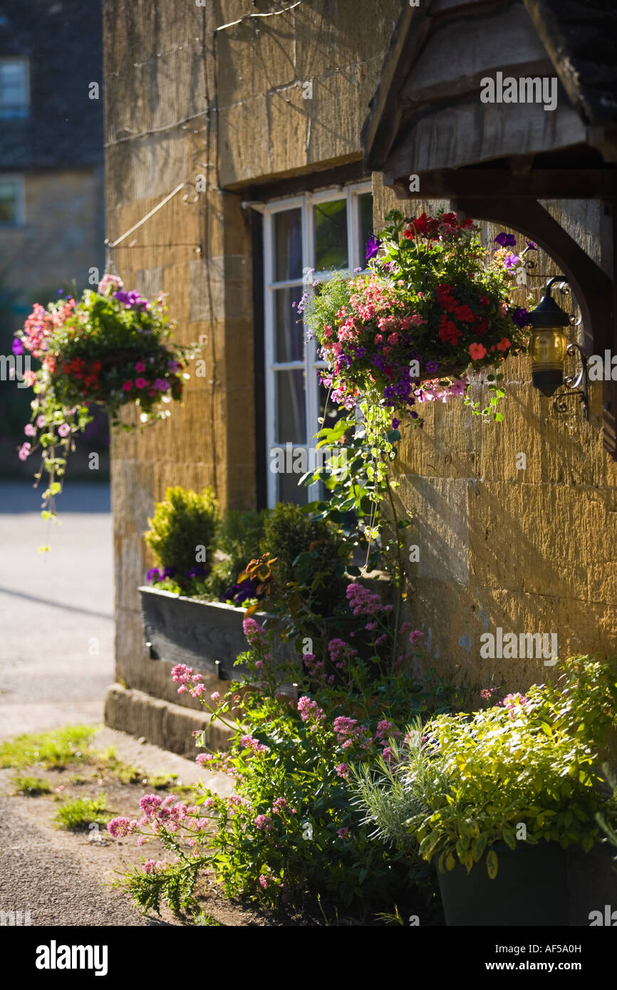 Cotswold stone Bau- und floralen Display Guiting Power The Cotswolds Stockfoto