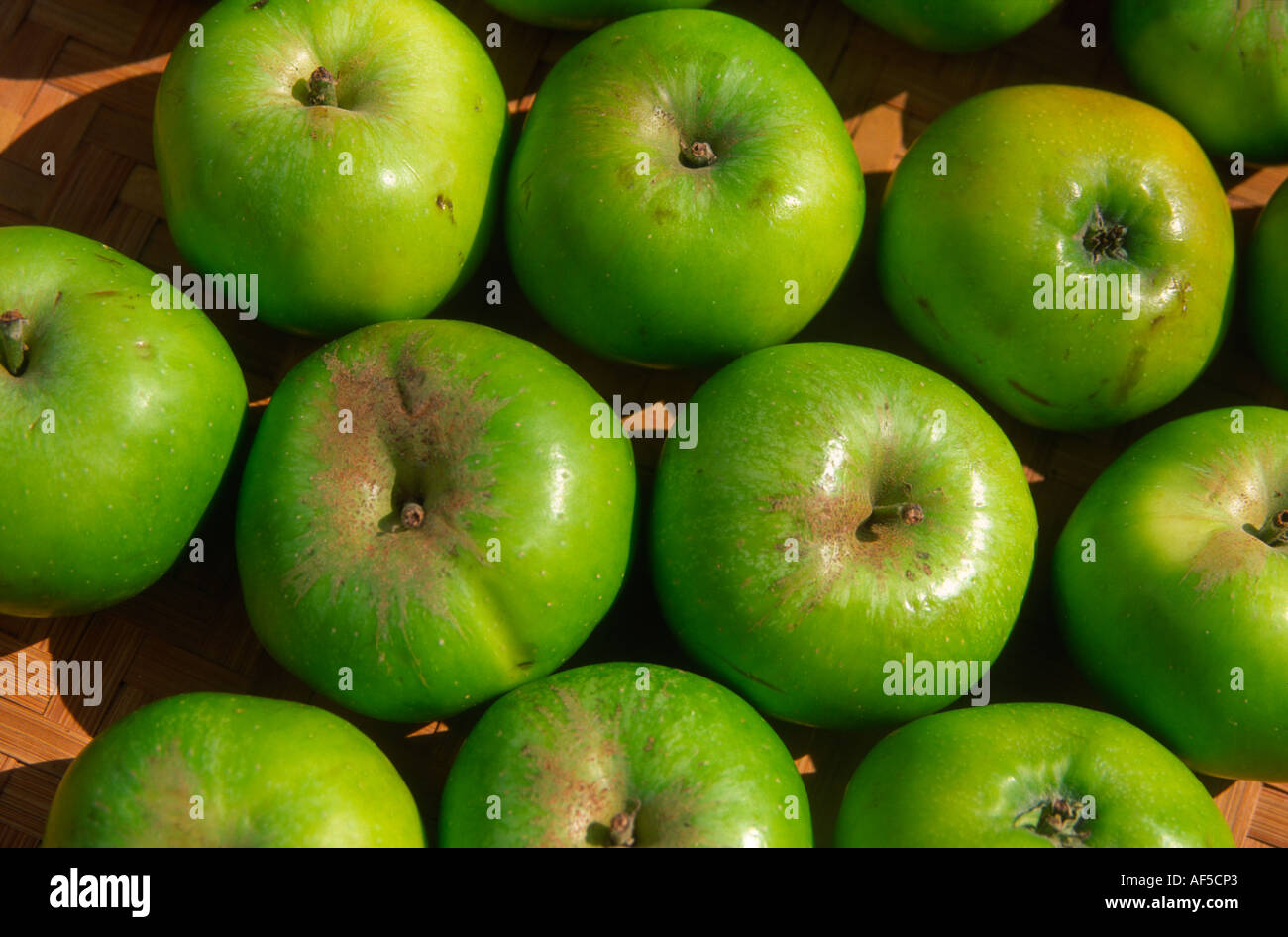 Blick hinunter auf grüne Äpfel kochen Stockfoto