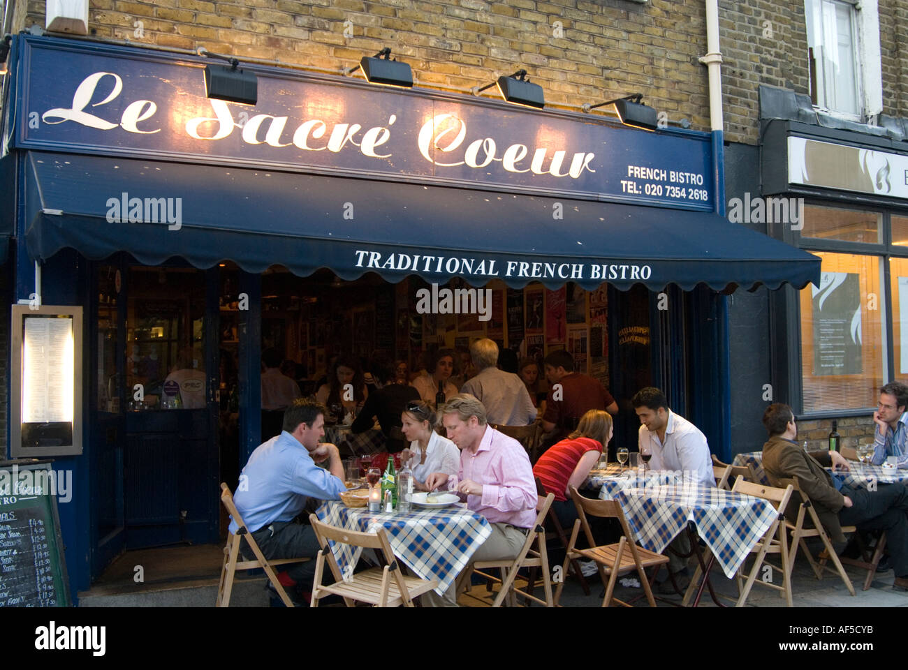 Im Freien speisen im Restaurant Le Sacre Coeur in Islington London England UK Stockfoto