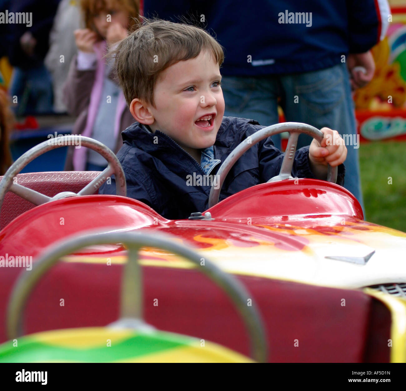 Sechs-jährigen Jungen auf einem Messegelände fahren Stockfoto