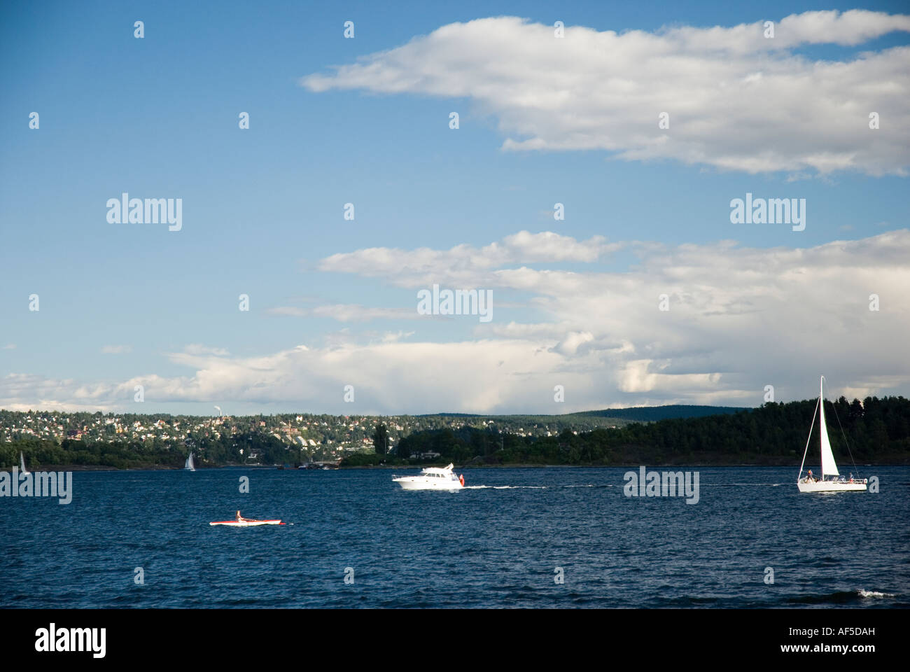 Kanu, Motorboot und Segeln schmutzig auf dem Oslo-Fjord Stockfoto