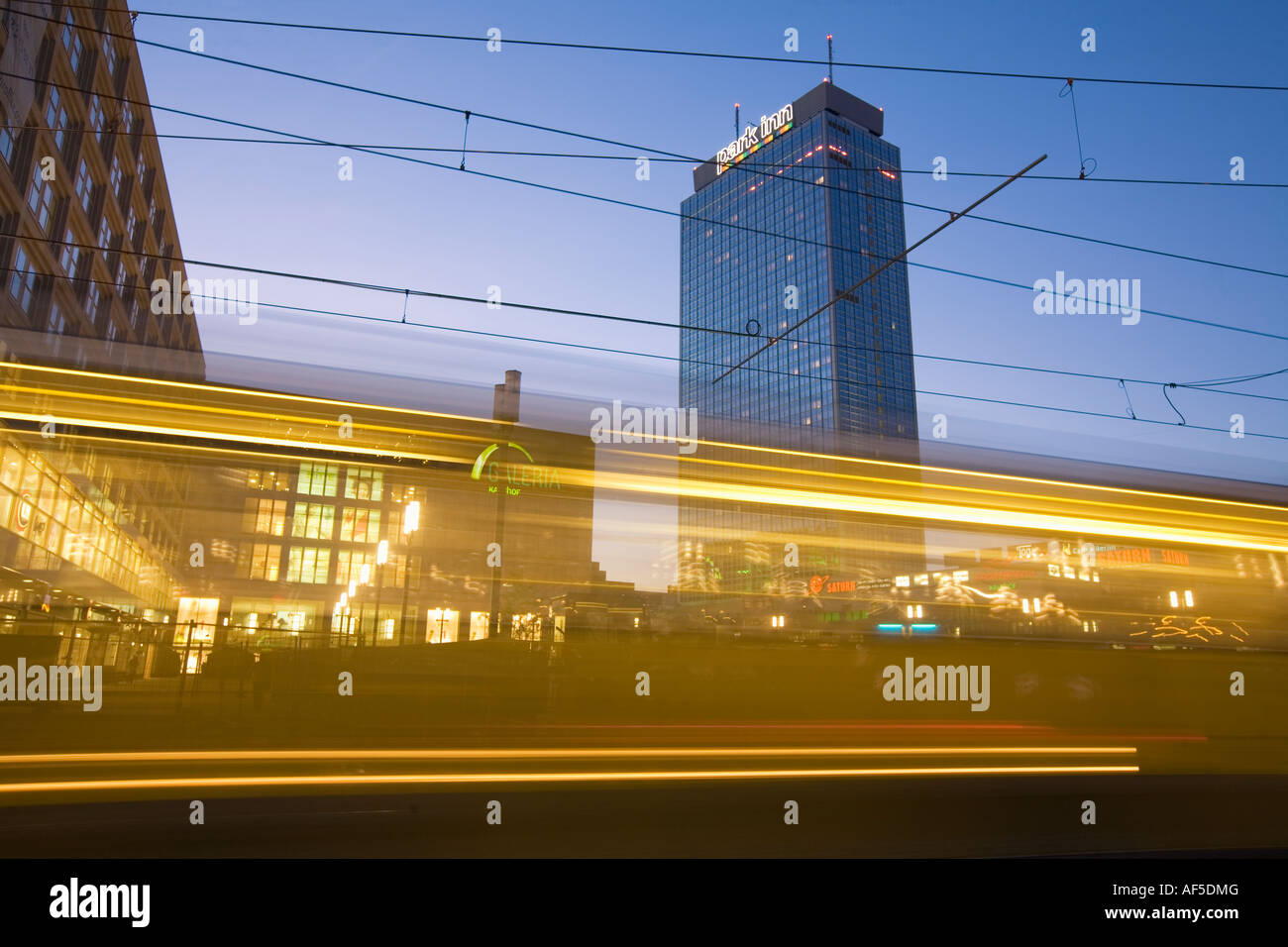 Berlin Alexandersquare Straßenbahn in der Dämmerung Stockfoto