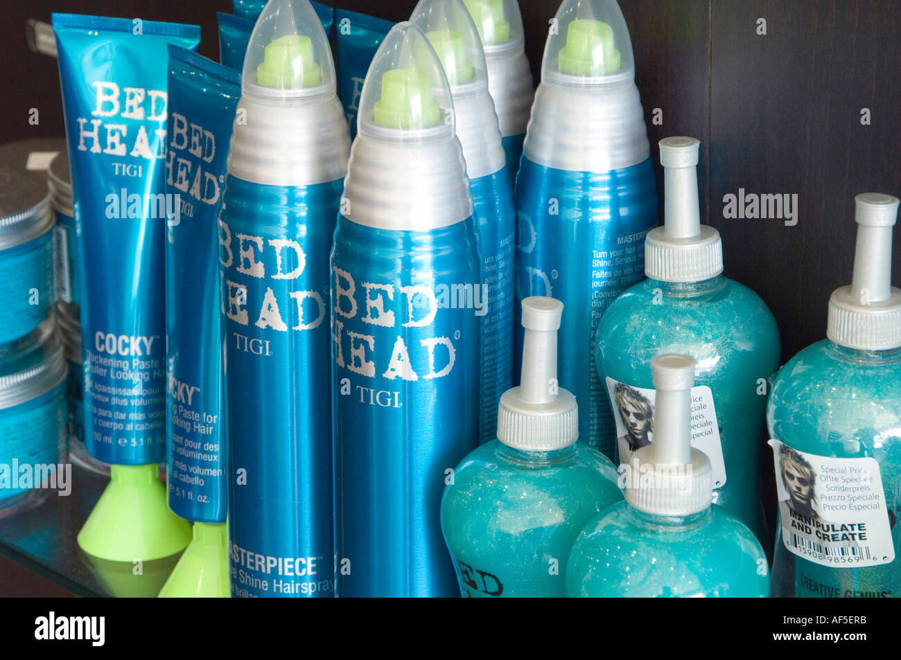 Haar-Produkte in Friseur shampoo Conditioner Styling Mousse moderne  Produkte für Haar Pflege Knallfarben Flaschen Dosen Stockfotografie - Alamy