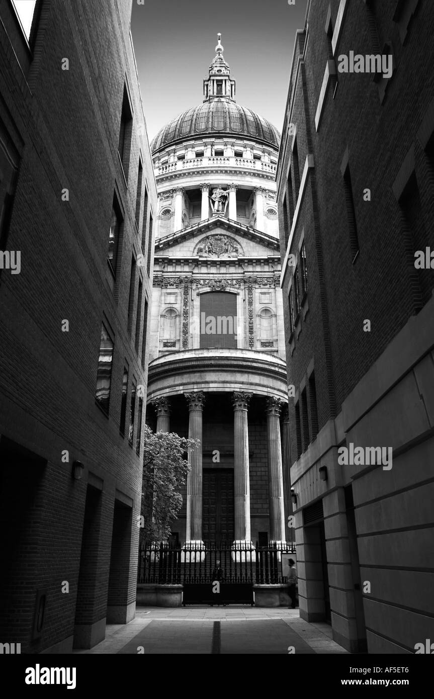 St.Pauls Kathedrale gesehen durch schmale Straße London England uk, Stockfoto