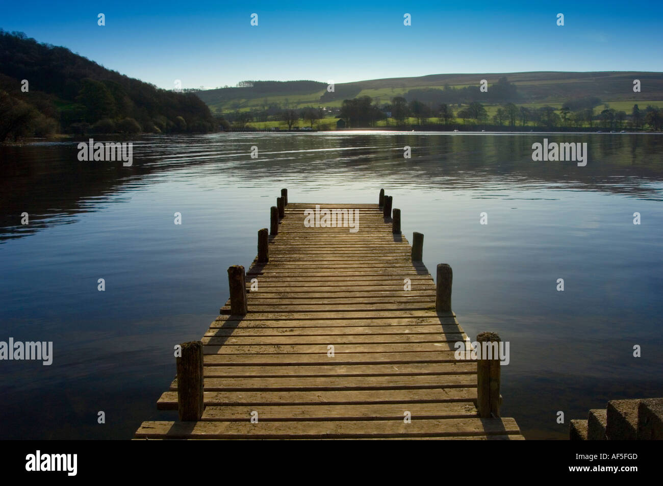 Holzsteg am See Ullswater Seenplatte Cumbria England uk Stockfoto
