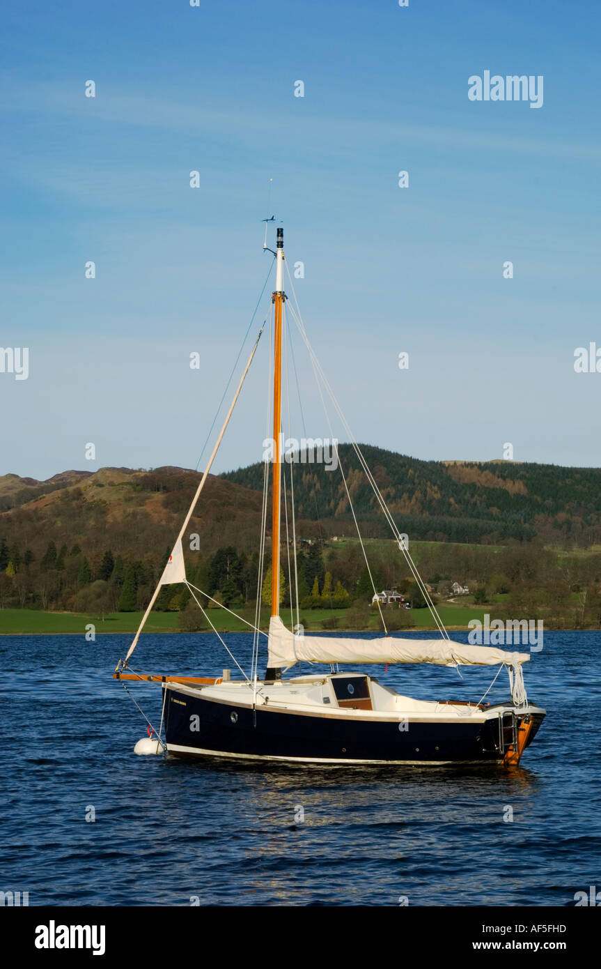 1 ein Segelboot am Lake Windermere Cumbria England uk Boote Segeln Wasser blauer Himmel sonnig Seenplatte Berge Freizeit Activit Stockfoto