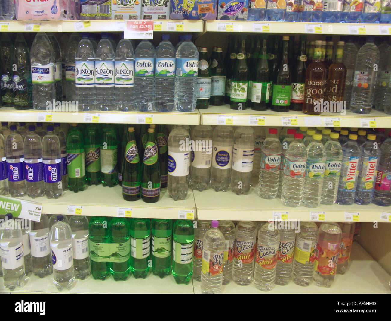 Wasser in Flaschen im Regal im Supermarkt Shop anzeigen Stockfotografie