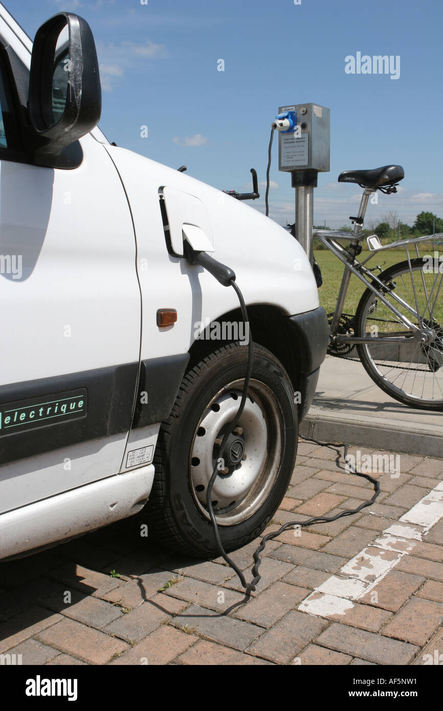 Elektroauto aufgeladen auf nachhaltige Wohnsiedlung Bedzed, Süd-London Stockfoto