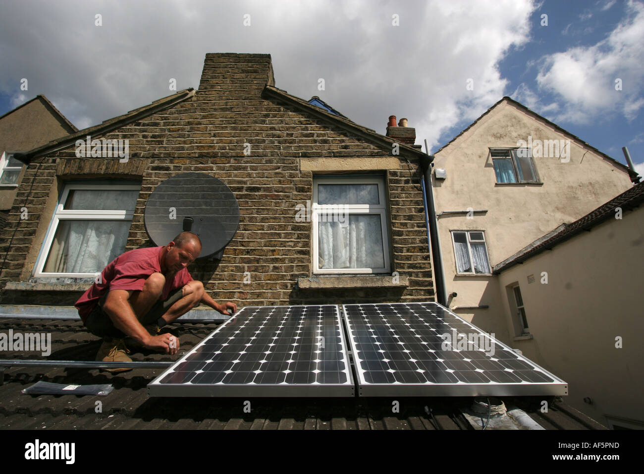 Solar panels auf dem Dach eines Hauses in South East London installiert wird. Stockfoto