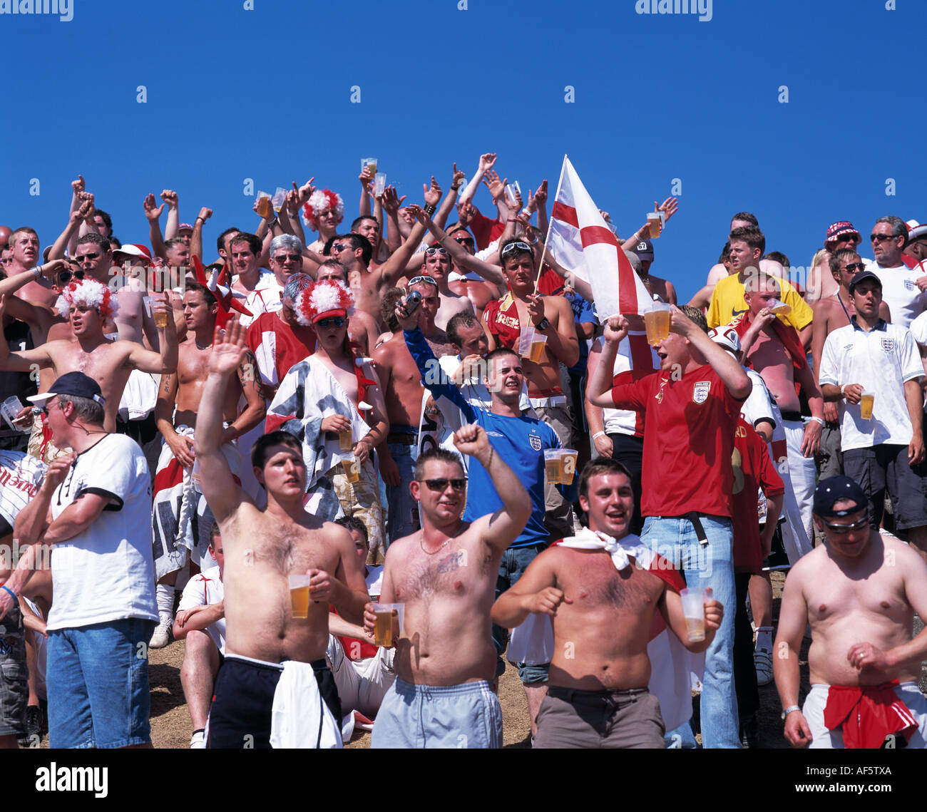 Fußball-Weltmeisterschaft 2006 in Deutschland, Gelsenkirchen, Ruhr Gebiet, North Rhine-Westphalia, Fan party in der ehemaligen Stadion Glueckaufkampfbahn in Gelsenkirchen-Schalke, englische Fußballfans in den Nationalfarben Stockfoto