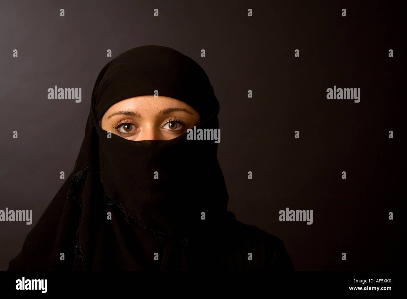 Schuss in den Kopf einer muslimischen Frau in einer Burka Burka schwarz Hijab hautnah Stockfoto