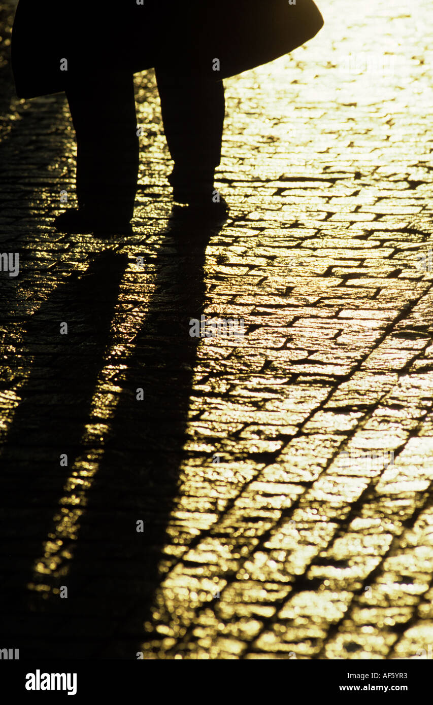 Mysterium geheimnisvoller Mann anonym Schritt Straße Schatten Abbildung Stockfoto