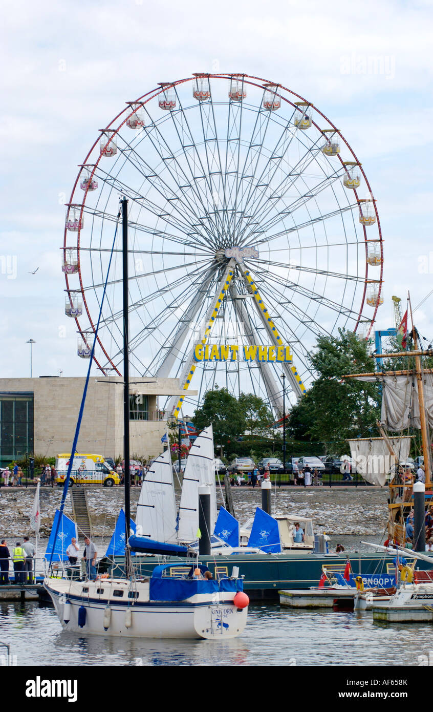 Riesenrad Kirmes Fahrt Cardiff Bay South Wales UK Stockfoto