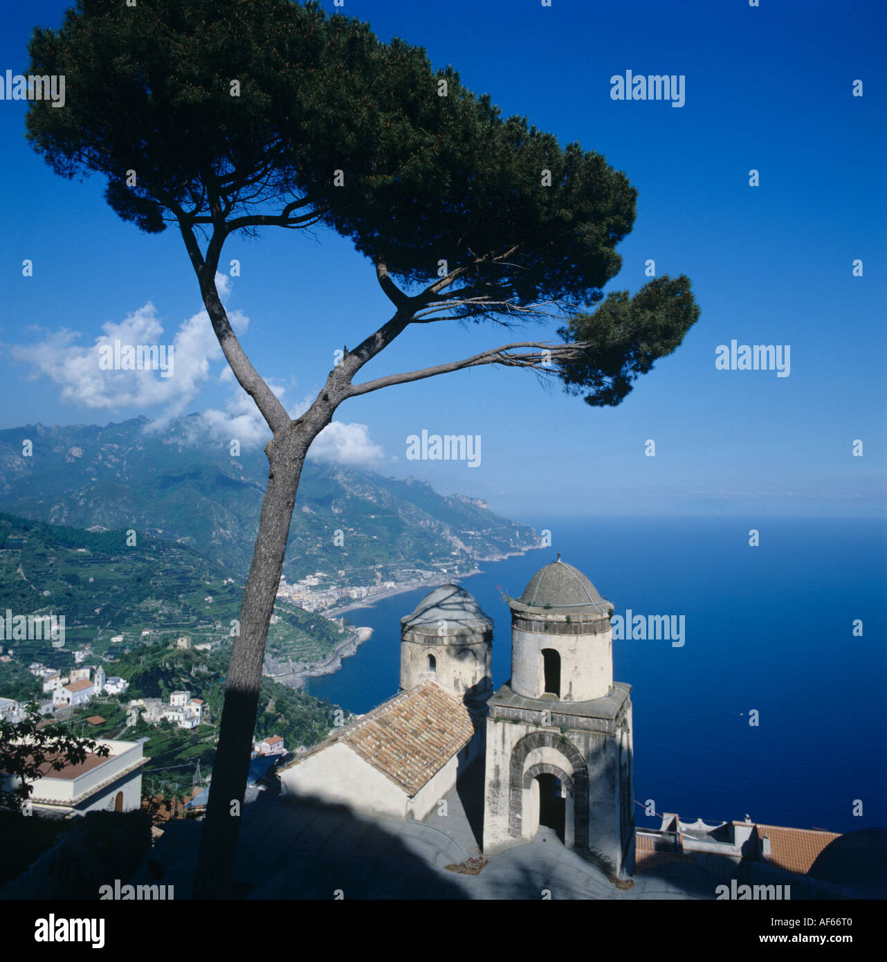 Glockenturm der Kirche in Ravello mit Blick auf Amalfi und Mittelmeer-Küste-Italien Stockfoto