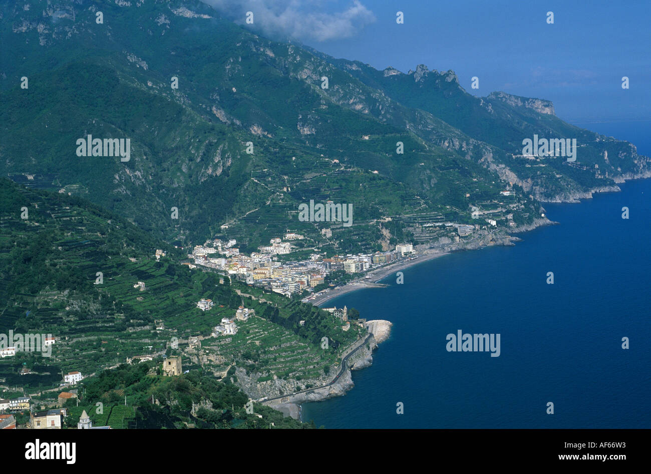 Reihenhaus Obstgärten meist Weinberge auf steilen Klippen rund um Amalfi mit Dörfern der Stadt und Küste Stockfoto