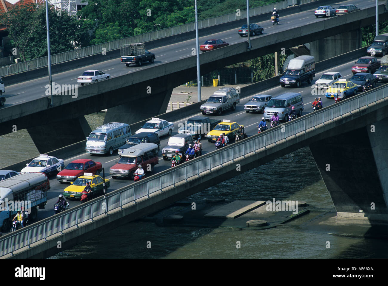 Rush Hour Traffic jam über die Brücke der Chao Phraya River in Bangkok Zentralthailand Stockfoto