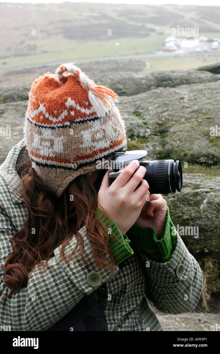 Eine junge Frau, Fotograf in Devon, England, UK. Stockfoto