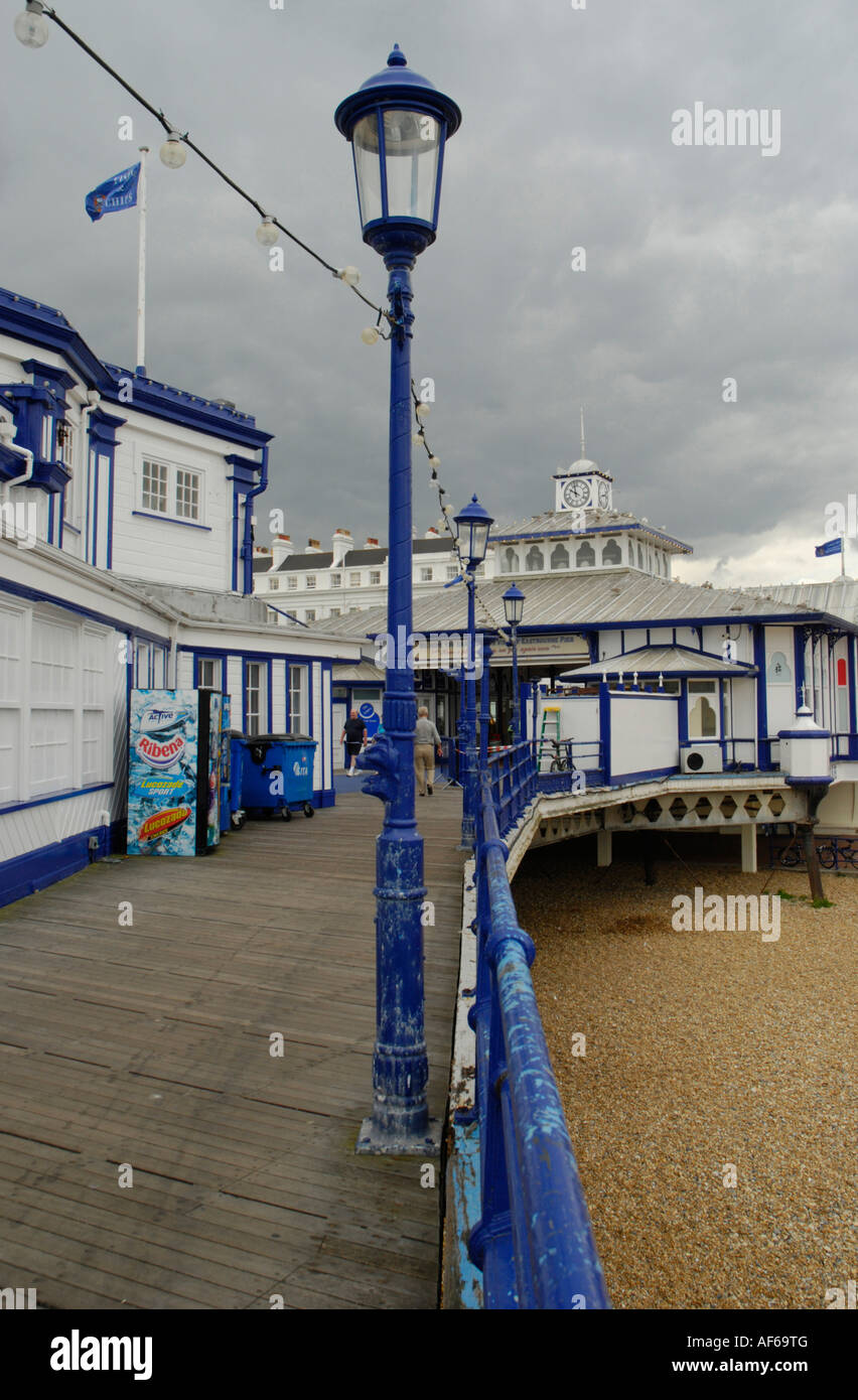 Auf der Suche nach Eastbourne Pier entlang in typisch britischen Wetter East Sussex England Stockfoto