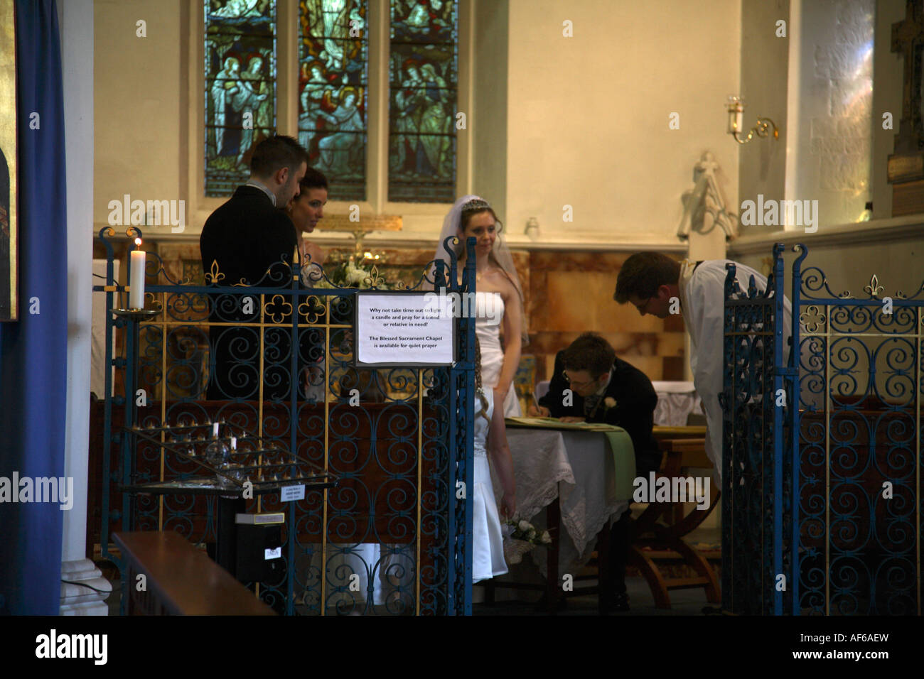St. Marys Kirche Caterham Surrey England Bräutigam Unterzeichnung Register Stockfoto