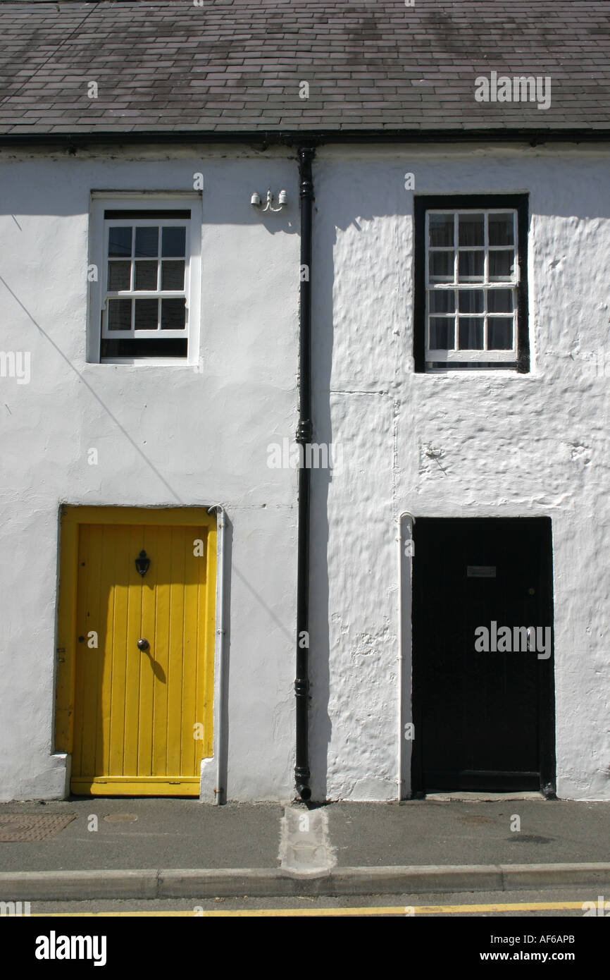 weiß getünchten Häuser in der Straße in Carlingford, County Louth, Irland Stockfoto