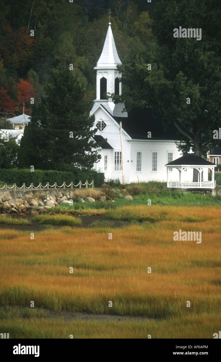 Typisch Herbst Farbe Herbstszene in Quebec mit weißen Klappe Kirchturm Kirche Stockfoto